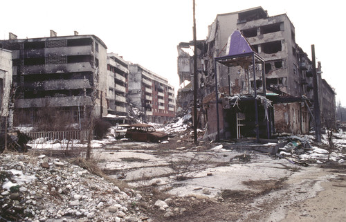 La ciudad de Sarajevo, capital de Bosnia,  bombardeada durante la Guerra de los Balcanes