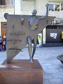 Escultura dedicada a Colometa en la Plaça del Diamant de Barcelona